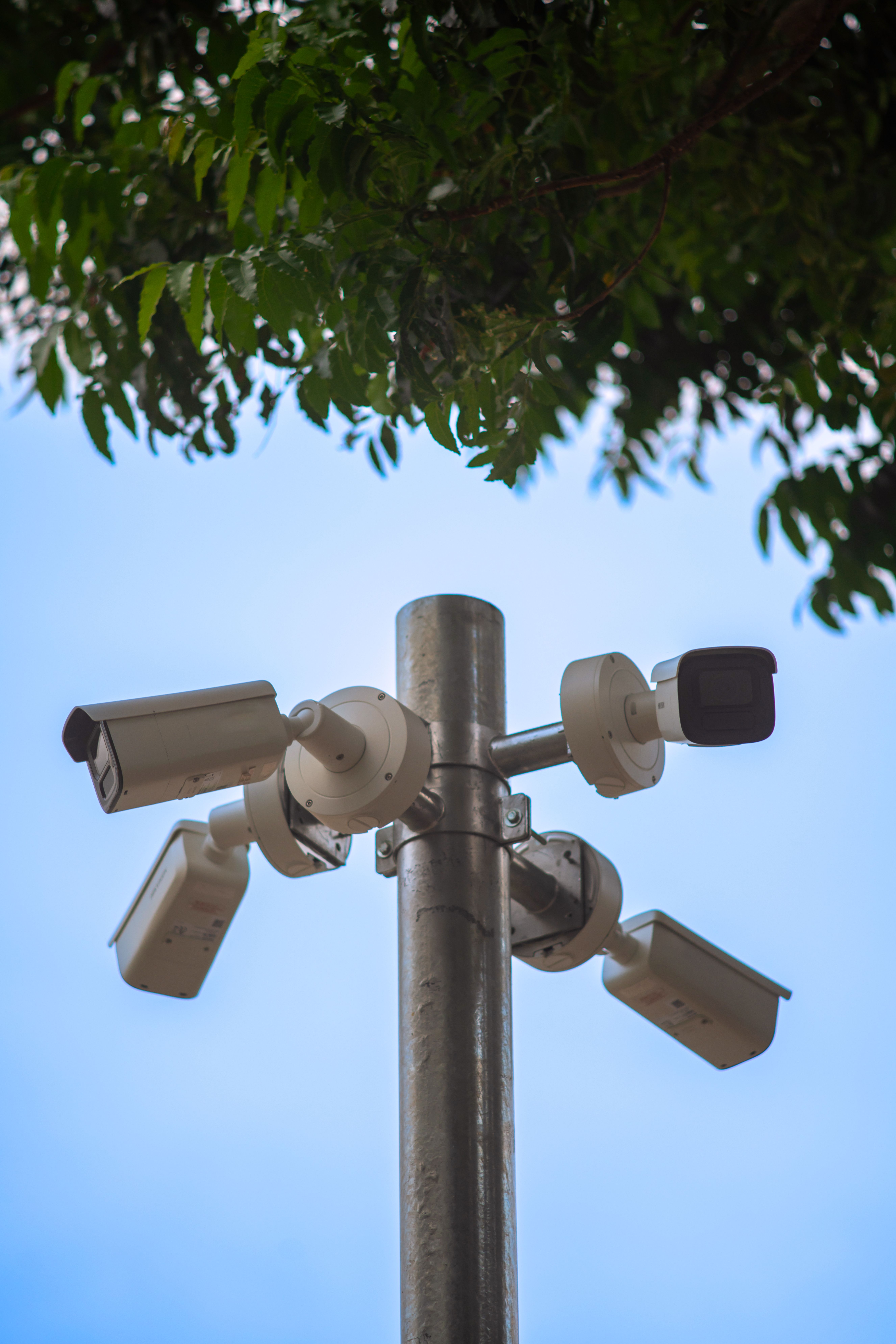 Caméra de vidéosurveillance en façade — visuel d’illustration, matériel générique